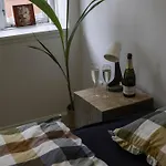 Δωμάτια σε οικογενειακή κατοικία Hyggelig Byhus I Stueplan Med Solrig Gardhave *