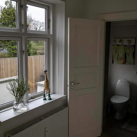 Hyggelig Byhus I Stueplan Med Solrig Gardhave Homestay szállás *