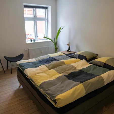 홈스테이 Hyggelig Byhus I Stueplan Med Solrig Gardhave