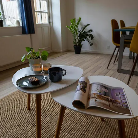 Hyggelig Byhus I Stueplan Med Solrig Gardhave Homestay szállás *