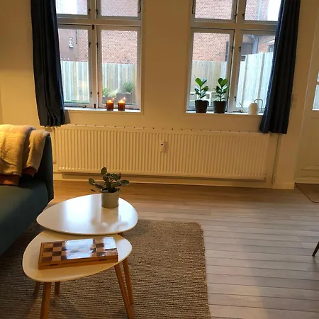Hyggelig Byhus I Stueplan Med Solrig Gardhave Homestay szállás *