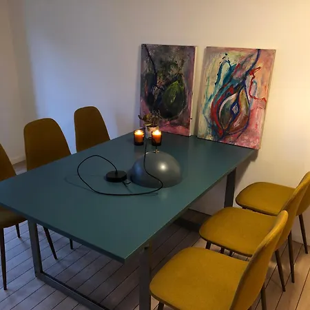 Hyggelig Byhus I Stueplan Med Solrig Gardhave *