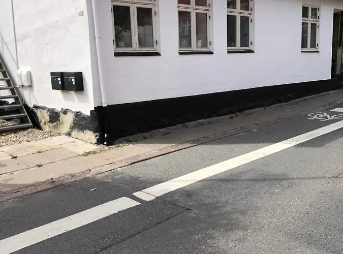 Hyggelig Byhus I Stueplan Med Solrig Gardhave 홈스테이