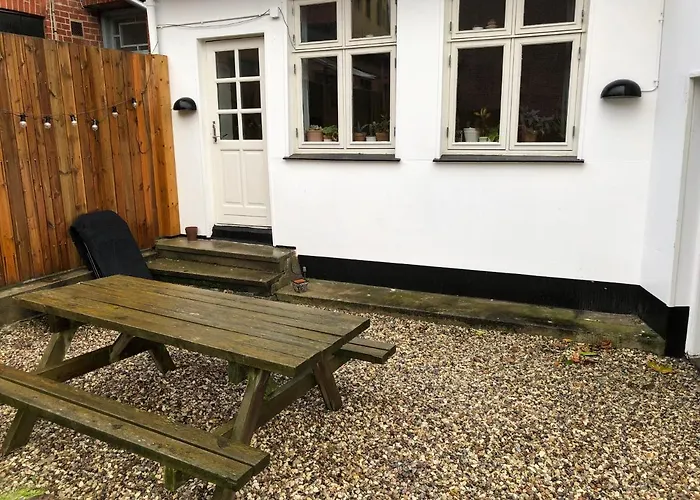 Séjour chez l'habitant Hyggelig Byhus I Stueplan Med Solrig Gardhave *