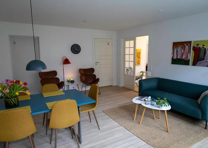 Séjour chez l'habitant Hyggelig Byhus I Stueplan Med Solrig Gardhave