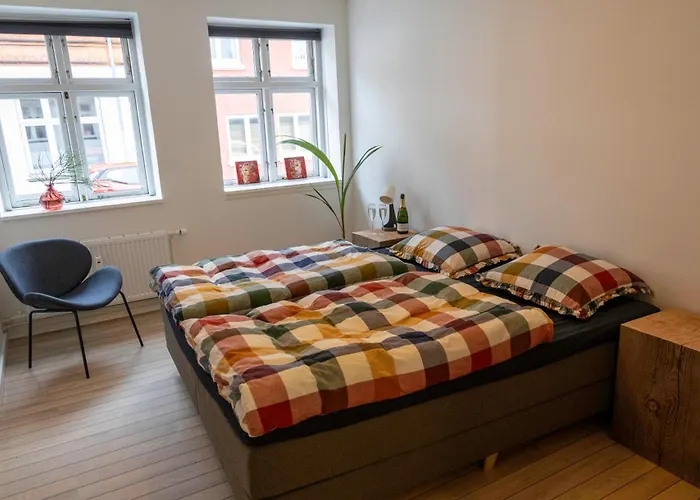 Séjour chez l'habitant Hyggelig Byhus I Stueplan Med Solrig Gardhave *