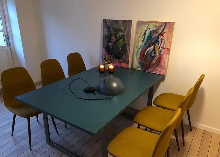 Hyggelig Byhus I Stueplan Med Solrig Gardhave *