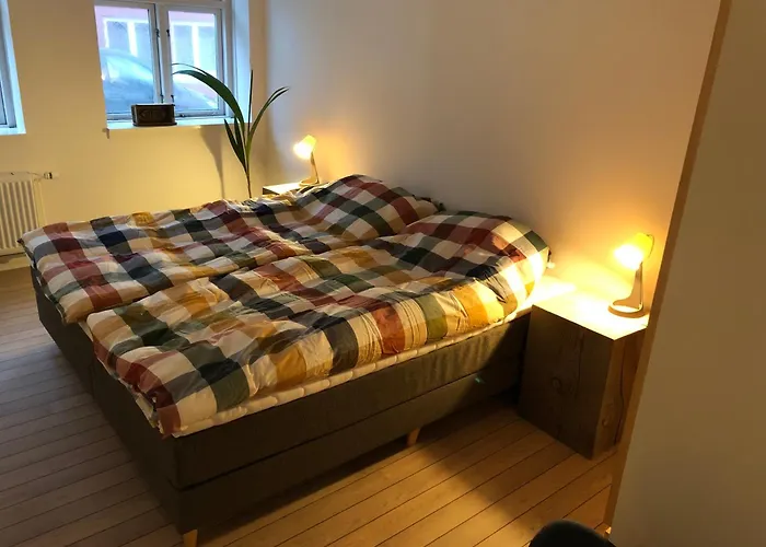 Hyggelig Byhus I Stueplan Med Solrig Gardhave *